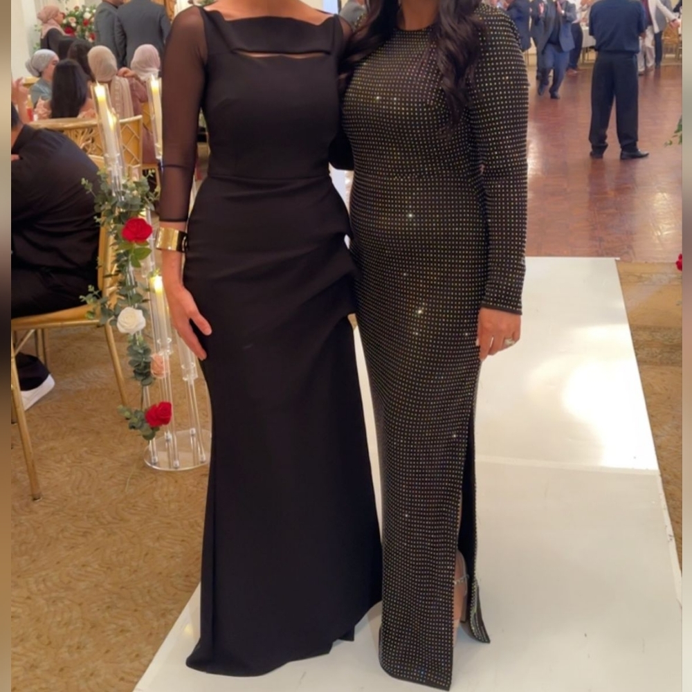 Elegant Black Evening Gown - Picture 5 of 10